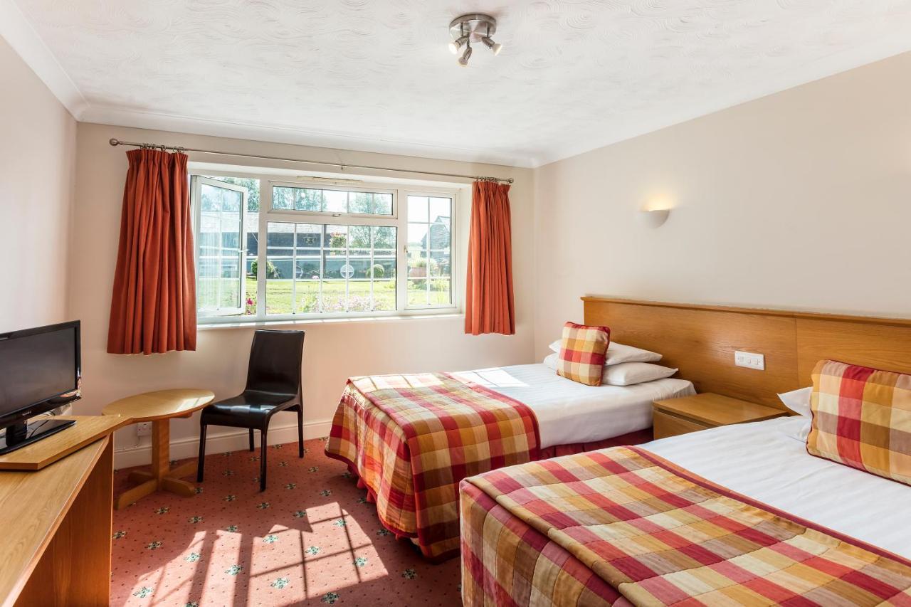 Roydon Marina Village Hotel Exterior foto
